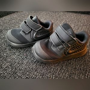 Boys Nike 5c shoes. Black. NWOT